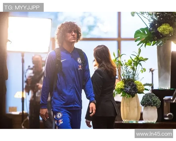 足球巨星亲临签售会与球迷零距离互动 共度激情时刻 足球巨星亲临签售会与球迷零距离互动 共度激情时刻