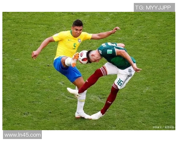 足球巨星赛场外大秀完美腹肌引爆粉丝热议与健身潮流 足球巨星赛场外大秀完美腹肌引爆粉丝热议与健身潮流